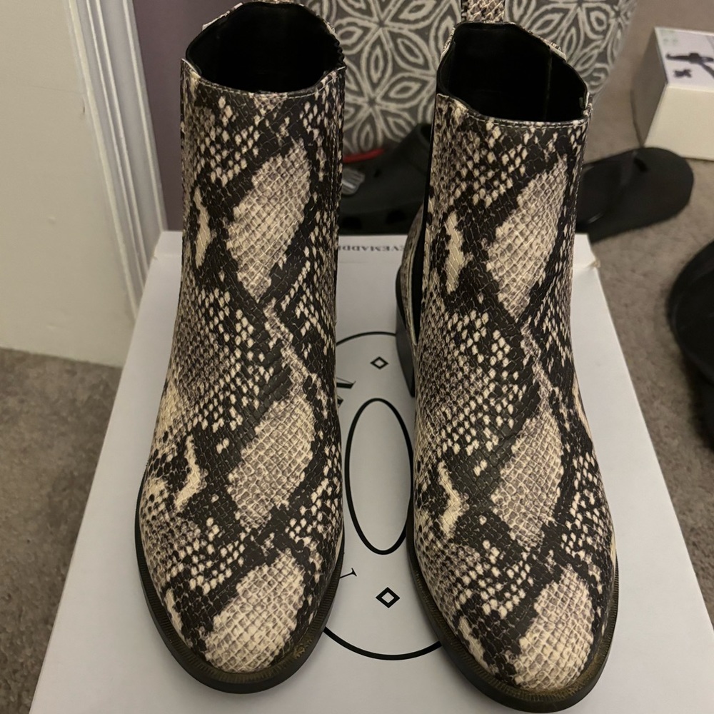 Steve Madden snakeskin boots size 7.5